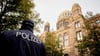 Ein Polizeibeamter vor der Neuen Synagoge in Berlin: Die Zahl antisemitischer Straftaten ist im Jahr 2021 um fast 30 Prozent gestiegen. Das geht aus einer Statistik zur politisch motivierten Gewalt hervor.