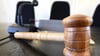 Angeklagt wegen Missbrauchs von Notrufen: Mann flippt in Gerichtssaal aus