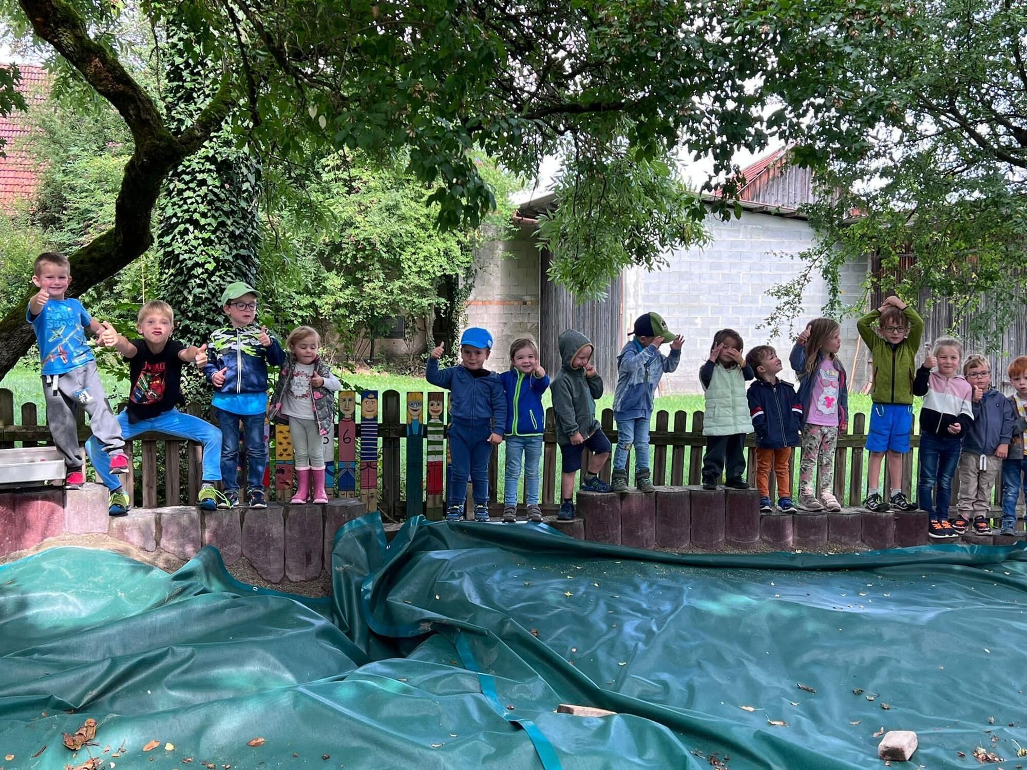 Reisch spendet Kindergarten neue Sandkastenabdeckung