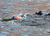  Andreas Fath (r.) schwimmt zusammen mit Thekla Walker (Grüne) in der Donau.