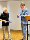  Landrat Harald Sievers überreicht Rudi Blöchl die Auszeichnung.