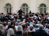 Ein vollbesetztes Orchester in einem voll besetzten Schlossinnenhof in Tettnang.