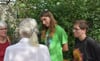 Gefragte Gesprächspartner beim Sommerfest sind die Umweltaktivisten Samuel Bosch und Charlie Kienle. „Nicht zu fassen“, so der Kommentar der beiden weißhaarigen Damen zum Gerichtsverfahren wegen „Containern“.