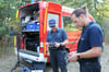  Drohnenpiloten der Feuerwehr Kronau bei der Arbeit: Dirk Marterer steuert die Drohne, Carlo Trautwein bedient ihre Ausstattung – Wärmebild- und normale Kamera, Scheinwerfer und Lautsprecher.