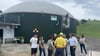  Die Teilnehmer der Sommertour von Raimund Haser (CDU MdL) vor der Biogasanlage der Firma Knill.