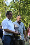  Landesforstminister Peter Hauk (CDU) lässt sich von Alexander Held vom Europäischen Forst Institut in Freiburg zeigen, wie eine Mulchraupe bedient wird.