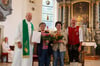  Pfarrer Anton Latawiec verabschiedet Maria Steininger; mit dabei sind Tochter Rita Steininger und Kirchenpfleger Wolfgang Rehm (von links).