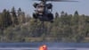  Eine Sikorsky CH-53 bei der Aufnahme von Wasser: Übungen wie diese sind zur Vorbereitung für den Ernstfall, wie jetzt im brandenburgischen Falkenberg eingetreten, essentiell. Das Löschen von Brandherden ist ein fester Bestandteil der fliegerischen Au