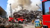 Gewaltiger Holzbrand bei Recycling-Firma Ritter - Hitze setzt Einsatzkräften zu