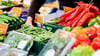  Ein Verkäufer greift an einem Obst- und Gemüsestand auf dem Wochenmarkt in eine Kiste mit Erbsen. Die schnell steigenden Preise in fast allen Lebensbereichen machen den Menschen in Deutschland zurzeit größere Sorgen als alles andere.