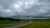 Dunkle Wolken ziehen am Sonntag über den Landkreis Lindau hinweg und bringen Starkregen und Hagel mit sich.