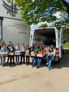  Schülerinnen und Schüler des Studienkollegs in Blönried packen die Care-Pakete für den Transport zum Helferkreis.