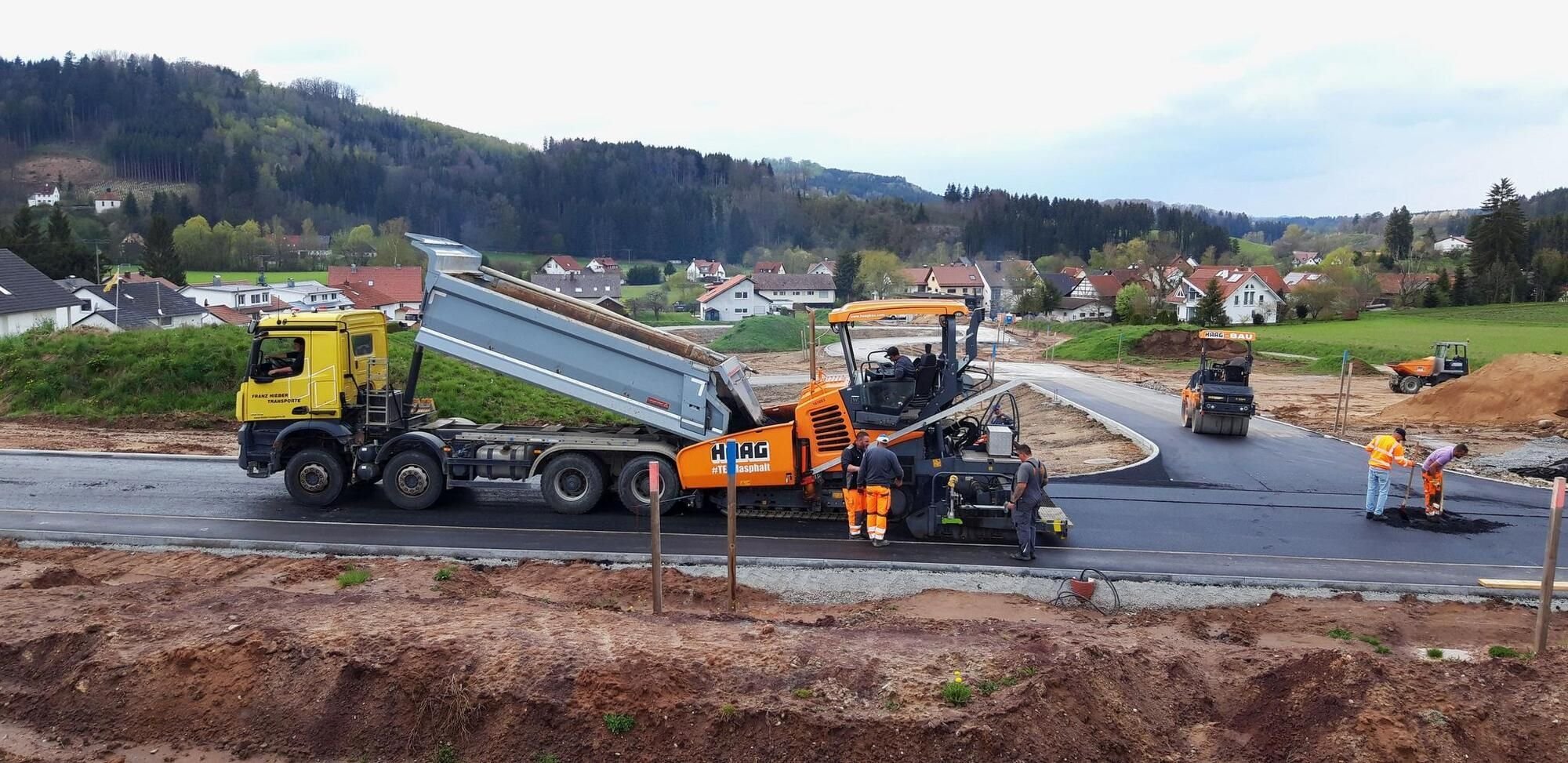 Asphaltierungsarbeiten Im Baugebiet „Alte Abtsgmünder Straße“ In ...