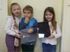   Sophia, Lenni und Amelie freuen sich darüber die Bilderbücher aus der Stadtbücherei mit dem iPad „lebendig“ werden zu lassen. Das alles kann dieser kleine Zauberkasten.