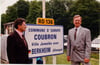  1991 besiegelten die damaligen Bürgermeister Eugen Rueß (links) und Raymond Coënne die Freundschaft zwischen Berkheim und Coubron. Auch die Ortsschilder Coubrons geben davon Auskunft.