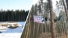 Im Altdorfer Wald bei Oberankenreute wird Kies abgebaut. Klimaaktivisten wollen eine weitere Rodung des Waldes in der Nähe der Kiesgrube verhindern und haben dort deshalb Spruchbanner und Hängematten zwischen den Bäumen aufgehängt.