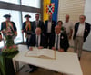  Die Städtefreundschaft zwischen Aix-en-Othe und Neresheim wurde per Unterschrift besiegelt. Unser Bild zeigt sitzend Bürgermeister Thomas Häfele und Daniel Duchange, den Präsidenten der Region Pays d'Othe (rechts), stehend von rechts den Vorsitzende