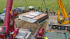  Zwei Schwerlastkräne heben den rund 80 Tonnen schweren Block an, damit dieser anschließend in die Labore des Landesamts für Denkmalpflege transportiert werden kann.