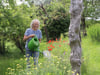 Walburga Wegerer bietet mit ihrem naturnahen Garten, der aus üppigen Pflanzenkombinationen besteht, eine Heimat für die verschiedensten Tierarten.
