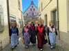  Trachtenfrauen vor dem Lindauer Rathaus.