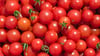 Schüssel mit roten Cherry-Tomaten: Wenn Bauern in Italien weniger Tomaten anbauen, hat das Auswirkungen auf die Versorgung in Deutschland.