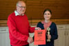 Vorsitzender Robert Wahl gratuliert Ana-Maria Bursan zum Gewinn der Württembergischen U14w Meisterschaft im Schach.