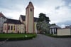 Vor der Kirche in Altshausen wurden die Fahnen auf Halbmast gesetzt