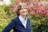 Aleida Assmann 2018 in ihrem Garten in Konstanz. 1993 wurde sie auf eine Professur für Anglistik und Allgemeine Literaturwissenschaft an die Universität Konstanz berufen.