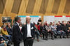  Bürgermeister Konstantin Braun (links) steht Moderator Wolfgang Himmel (rechts) beim Infoabend zum Kolbinger Seniorenkonzept Rede und Antwort.