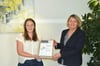  Vanessa Stöckle (links) und Bürgermeisterin Alexandra Scherer freuen sich über die Auszeichnung für die Volkshochschule Bad Wurzach.