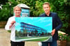 Architekt Konrad Hänsler und Bauherr Christian Hock (rechts) präsentieren ein Bild des Aitracher Bauprojektes Campus H1.