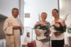  Pfarrer Josef Scherer dankt Margret Baumann und Susanne Brugger für ihre Dienste mit einem Blumengruß.