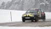 Im Opel Corsa GSi suchen Rallyepilot Felix Pranke und Beifahrer Julian Friedel auf der erst kurz zuvor freigeräumten Rennstrecke nach der richtigen Geschwindigkeit.
