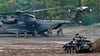 Militärische Übung in Munster in Norddeutschland: Bundeswehrsoldaten vor einem Transporthubschrauber A CH-53.
