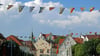 Wimpelketten und Fahnen flattern auf dem Marktplatz im Wind: Bad Buchau ist bereit für das Adelindis-Heimat- und Kinderfest.