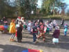  Spaß, Spiel und Tanz hat es am Sonntag beim Faschings-Kindergottesdienst des Hallo-Kinder-Teams von Sankt Wolfgang auf dem Platz vor der Wolfgangskirche gegeben.