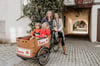  Mit dem Lastenrad transportieren die Ehrenamtskoordinatorinnen des Sonnentreffs, Katja Baumgardt (hinten rechts) und Silvana Schapke (hinten links), nicht nur abgelaufene Lebensmittel, sondern gelegentlich auch Kinder.