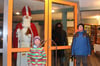 Marie-Sofie (6) und Janis Engelhart (12) freuen sich, den Nikolaus auch in diesem Jahr sehen zu dürfen – auch wenn dazwischen eine dicke Glasscheibe ist.