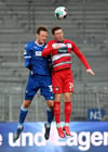 Die Torschützen beim Unentschieden: Der Karlsruher Robin Bormuth (links) und der Heidenheimer Christian Kühlwetter kämpfen um den Ball.