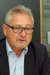  Eingriff in die Privatsphäre: Gegner des Dritten Bevölkerungsschutzgesetzes haben vor der Abstimmung im Bundestag Grablichter vor dem Privathaus des CDU-Bundestagsabgeordneten Lothar Riebsamen aufgestellt.