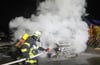 Die Feuerwehrleute mussten in der Nacht auf Mittwoch ein brennendes Auto löschen.