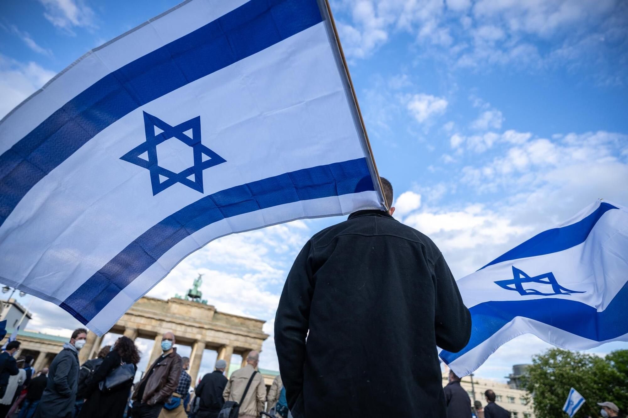 Unbekannte Täter zünden Israel-Flagge am Rastatter Rathaus an