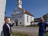  Sie setzen sich für den Erhalt der Kapelle Mariä Opferung in Osterhofen ein: Ortsvorsteherin Rosa Eisele und der Fördervereinsvorsitzende Markus Schmid.