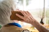 Aktuell sind in Lindau und im Landkreis Betrüger wieder mit der sogenannten Enkeltrick-Masche unterwegs. Sie rufen vor allem ältere Menschen an, um so an Geld von ihnen zu bekommen.