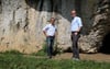 Cem Özdemir (l.) und Marcel Emmerich oben angekommen: Hier stehen sie direkt vor dem Eingang zur Sirgensteinhöhle.