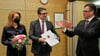  Landrat Joachim Bläse (rechts) hat Bürgermeister Ralf Leinberger mit der Urkunde des Landratsamts für weitere acht Jahre in seine vierte Amtszeit eingesetzt. Die Ehefrau von Leinberger, Ulla, bekam einen Blumenstrauß.