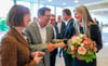  Im Foyer der Stadthalle begrüßten Thilo und Brigitte Rentschler die Gäste, hier den ehemaligen Aalener Wirtschaftsförderer Wolfgang Weiß.