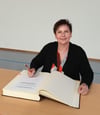  Die Verpflichtung von Sandra Sauter-Wulfert als Egesheimer Gemeinderätin wurde mit einem Eintrag in das Goldene Buch der Gemeinde abgeschlossen.