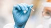 Eine medizinische Mitarbeiterin hält einen Tupfer für einen Abstrich für einen Corona-Test in der Hand. Foto: Moritz Frankenberg/dpa/Symbolbild
