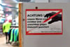 ARCHIV - Ein Aufkleber mit der Aufschrift «Achtung ! unsere Waren sind sichtbar und unsichtbar gegen Diebstahl gesichert» ist am 20.05.2016 in Erfurt (Thüringen) an der Umkleidekabine in einem Sportgeschäft zu sehen. (zu dpa: «Handel beklagt hohe Sc